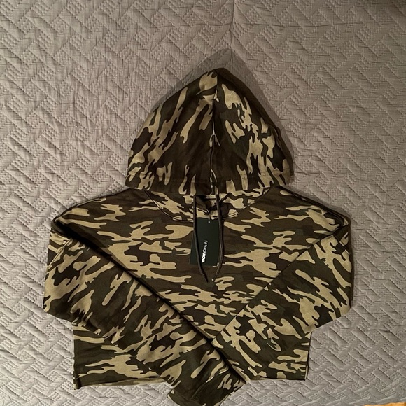 Cropped Camo Hoodie - Picture 2 of 6